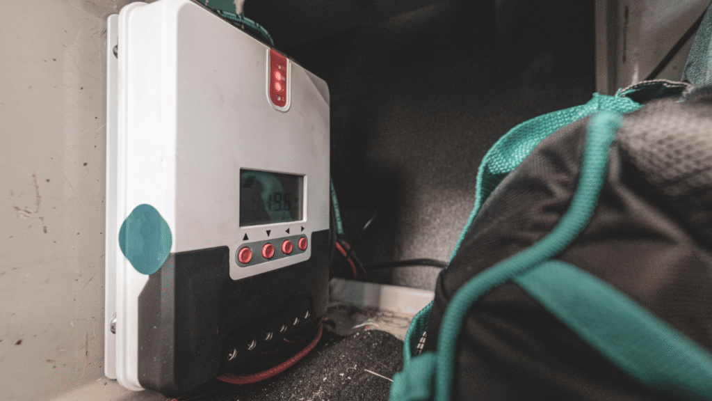 সোলার চার্জ কন্ট্রোলার কাজ 